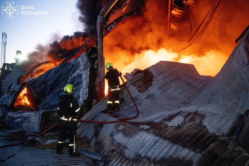 乌克兰南部黑海港市皮夫登内（Pivdenne）近日遭俄军飞弹袭击，造成至少8人死亡、27人受伤，港区设施、车辆与卡车受损起火。（路透）