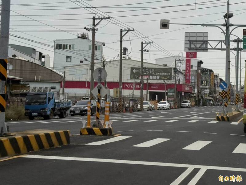 公路局强调彰南路庇护岛「量体」较小难以加宽加大。（记者汤世名摄）