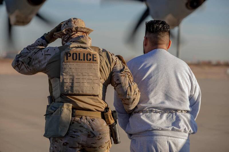 川普政府宣布加码针对非法移民的离境津贴，每人将能领到3000美元。图为被美国海关及边境保卫局驱逐的非法移民。（法新社资料照）