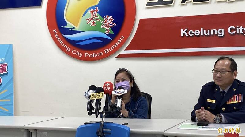 颜姓妇人（左）在记者会中表示，她在网路上看到一页式广告上贩售精美玉饰，险，到银行汇款时，行员发现对方的帐户已列为警示帐户，与警方联手拦阻她汇款，保住她积蓄。（记者林嘉东摄）