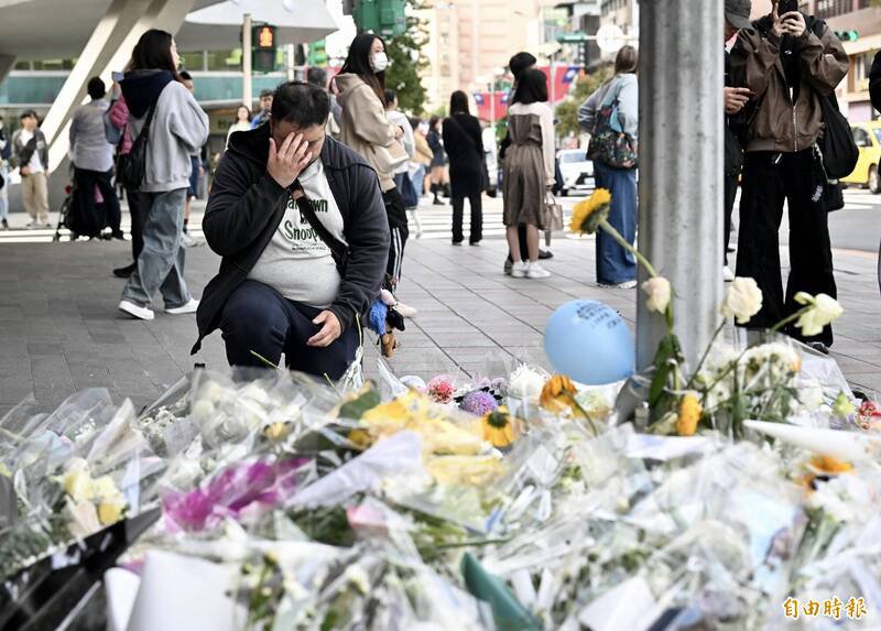台北市发生随机持刀攻击事件，造成4死11伤，震惊社会。捷运中山站案发现场堆满悼念逝者的鲜花。（资料照）