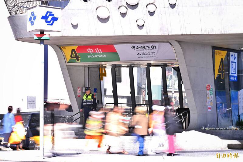 1219北市随机攻击事件案发后，捷运中山站及诚品南西店，警方加强戒备。（资料照）