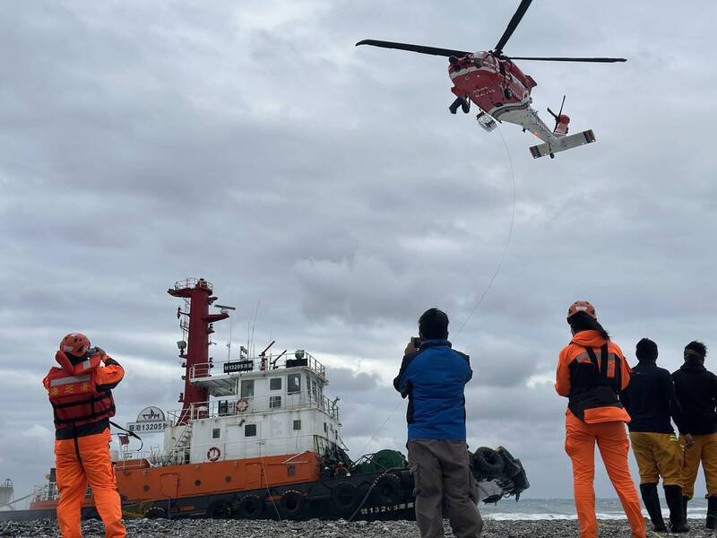 救援中钢通鸿轮的台船接驳船搁浅，因船上有伤者，且风浪过大无法用小艇接驳，出动空勤直升机救援。（海巡署岸巡一二大队提供）