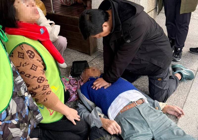 基隆市消防局百幅分队小队长李岳锜赶紧帮老翁施作CPR。（记者吴升儒翻摄）