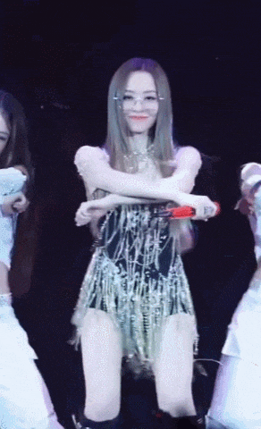 被骂擦边的张靓颖，彻底不装了