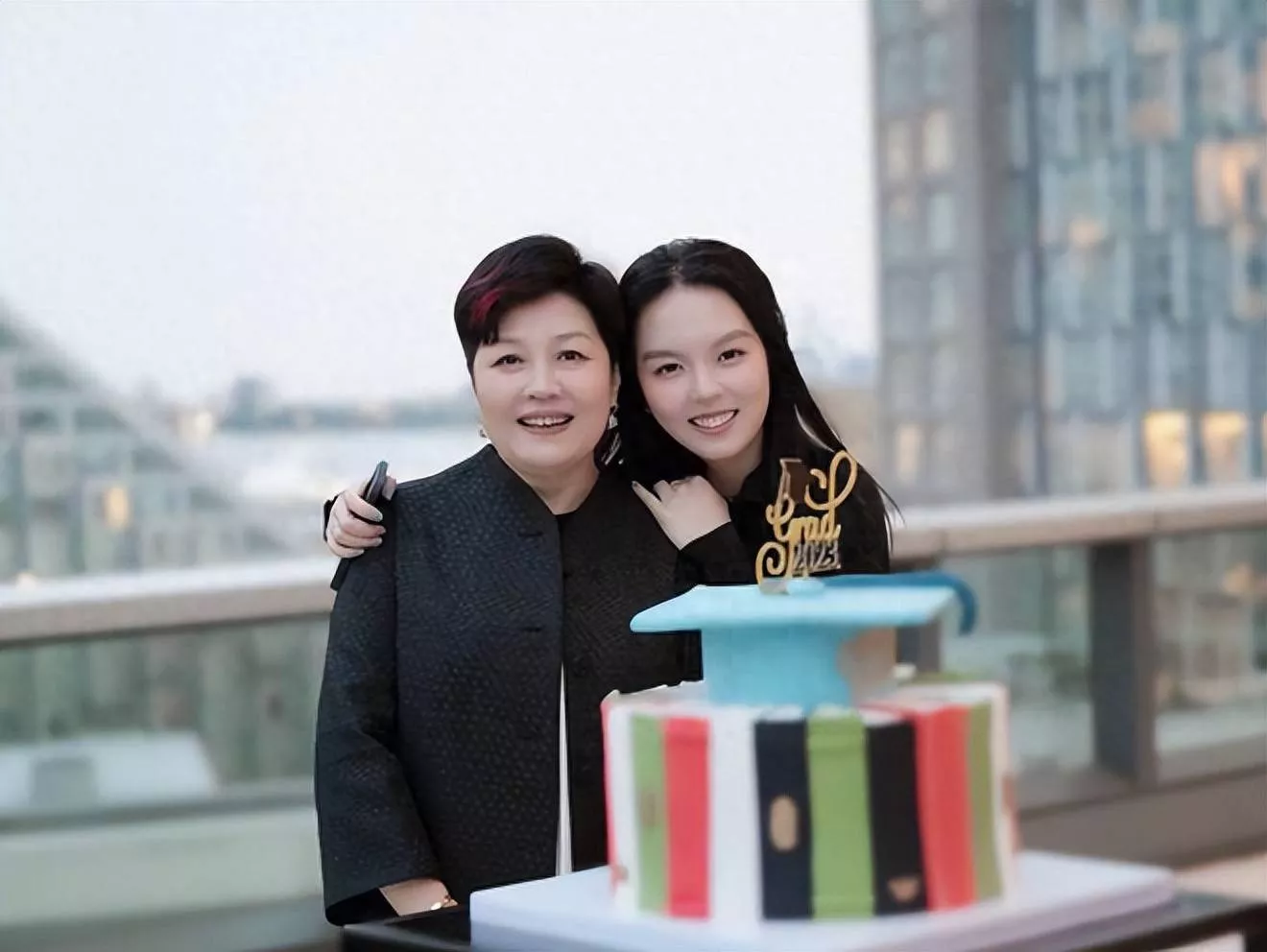 李咏女儿官宣恋情！23岁法图麦晒和男友合影