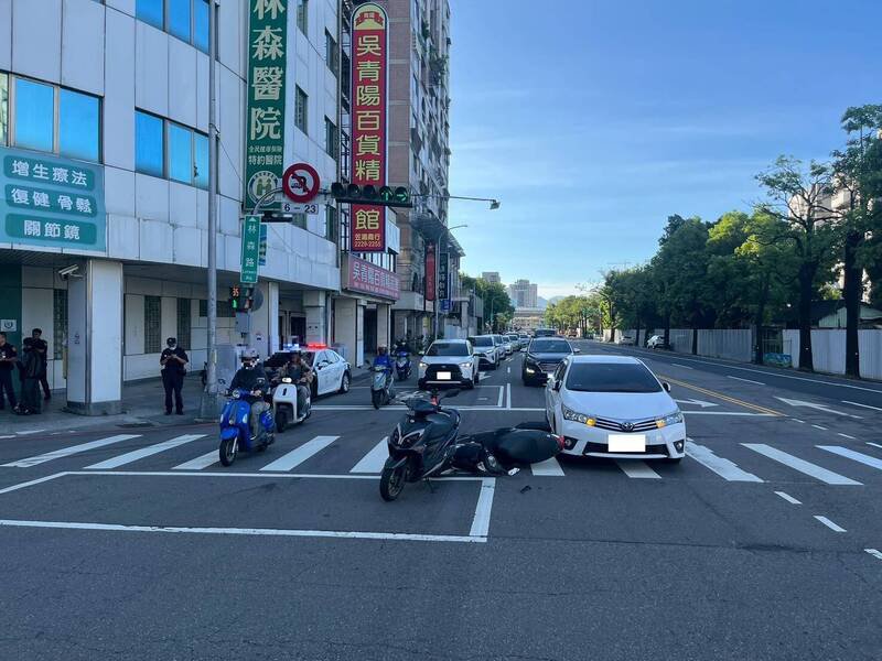 郭男疑恍神未注意前方礼让救护车的汽机车，酿3车连环撞。（图由民众提供）