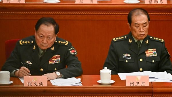 图为2025年3月4日，中央军委第一副主席张又侠（左）、中央军委会第二副主席何卫东（右）出席在北京人民大会堂举行的中国人民政治协商会议开幕式。（图片来源：PEDRO PARDO/AFP via Getty Images)