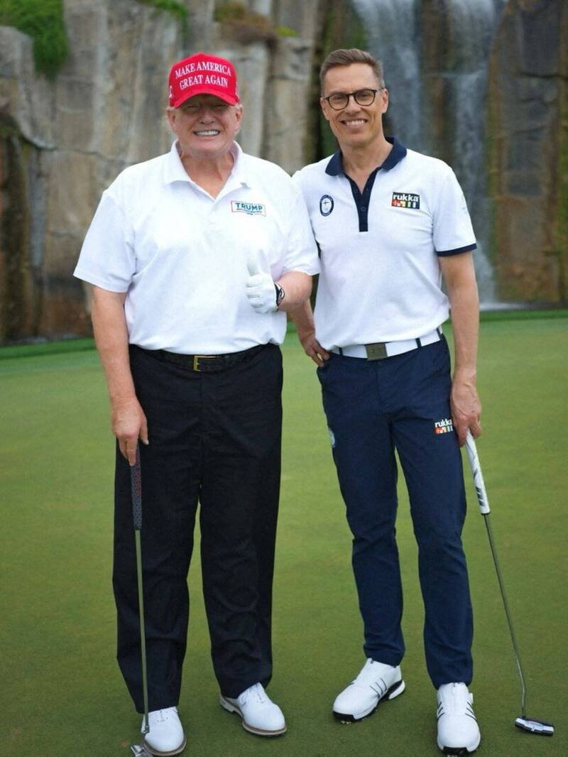 今年3月底，史塔布（右）忽然现身位于美国佛州的高尔夫俱乐部，和川普（左）一起打小白球。（路透资料照）