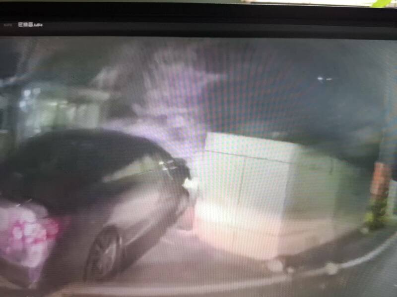 通缉车手许男开车遇警拒检盘查，加速逃逸并自撞围墙。（民众提供）