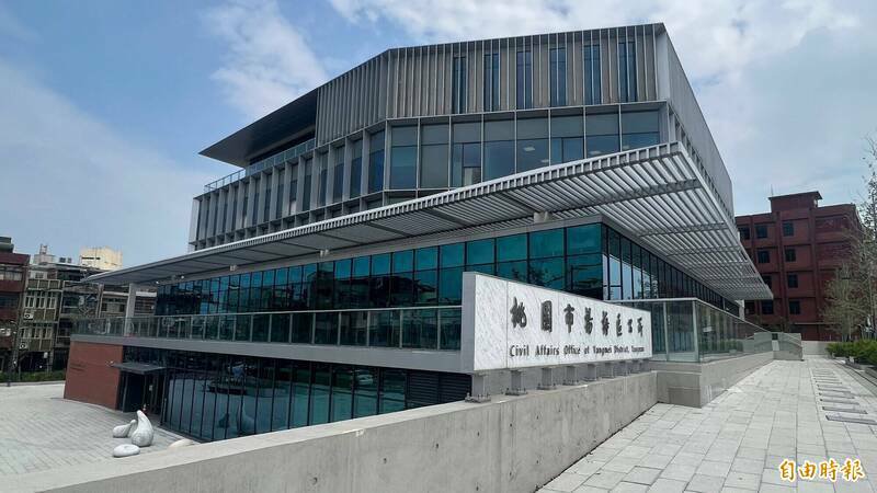 杨梅区公所提醒民众收到网路可疑讯息或邀请，切勿点击连结或提供个资。（记者周敏鸿摄）