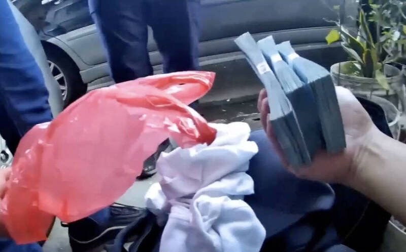 警方从车手背包起出30万元诈款。（图由民众提供）