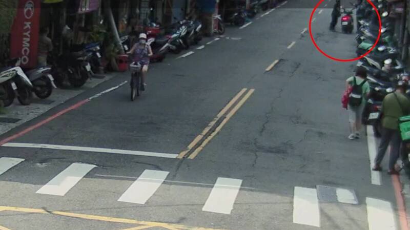 郭姓骑士牵机车时，移动邻近车辆引发钟姓骑士不满，双方起口角后爆发肢体冲突。（记者陆运锋翻摄）