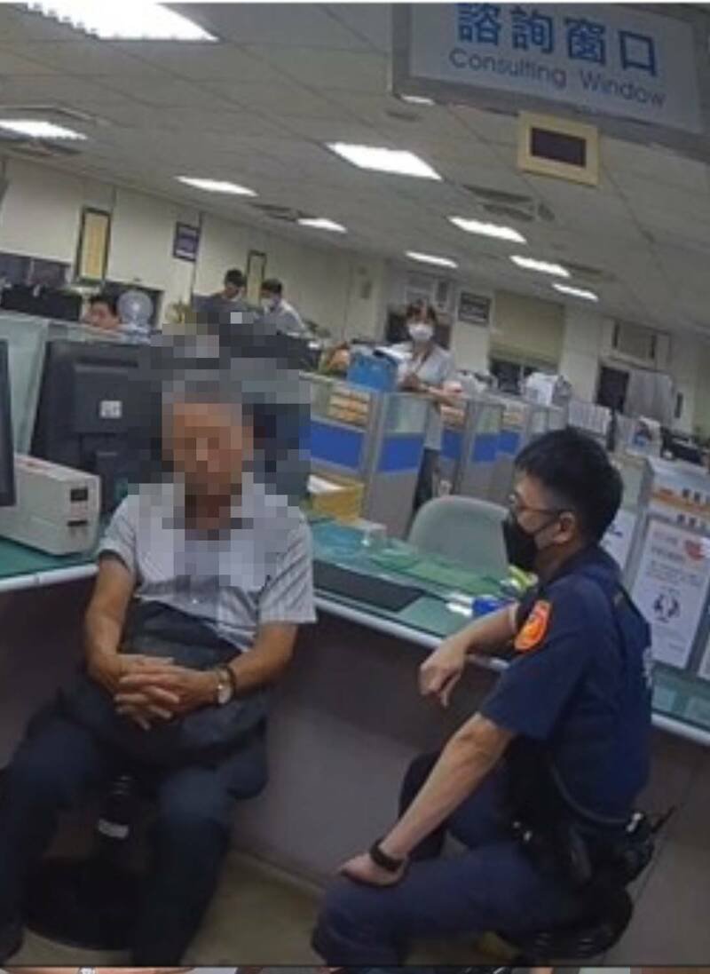 倪姓老翁地政所设定抵押，员警获报赶到阻拦。（图由民众提供）