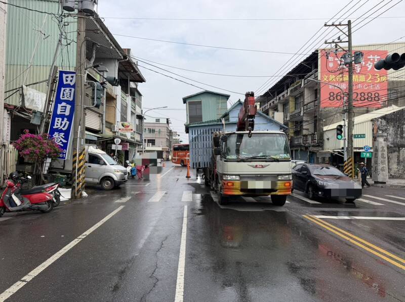 郭男载运鸽舍的货车卡到电线。（警方提供）