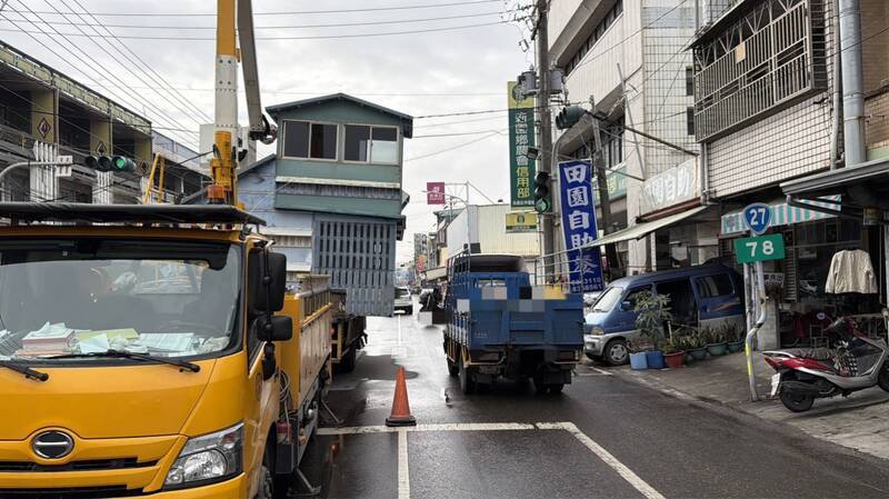 当地车流量高，台电公司赶紧过来排除。（警方提供）