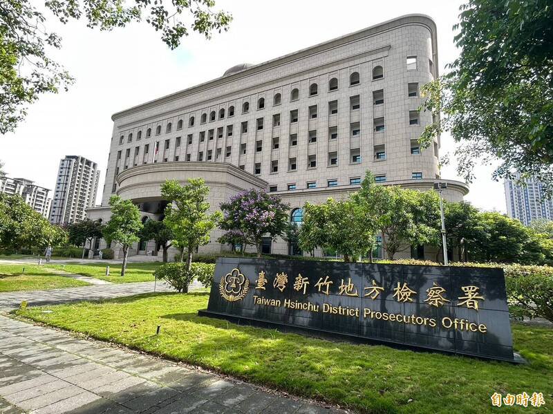 80岁翁在竹检大门安检时，因身怀美工刀被发现而暴走辱骂法警，最后吃上侮辱公务员罪。（记者黄美珠摄）