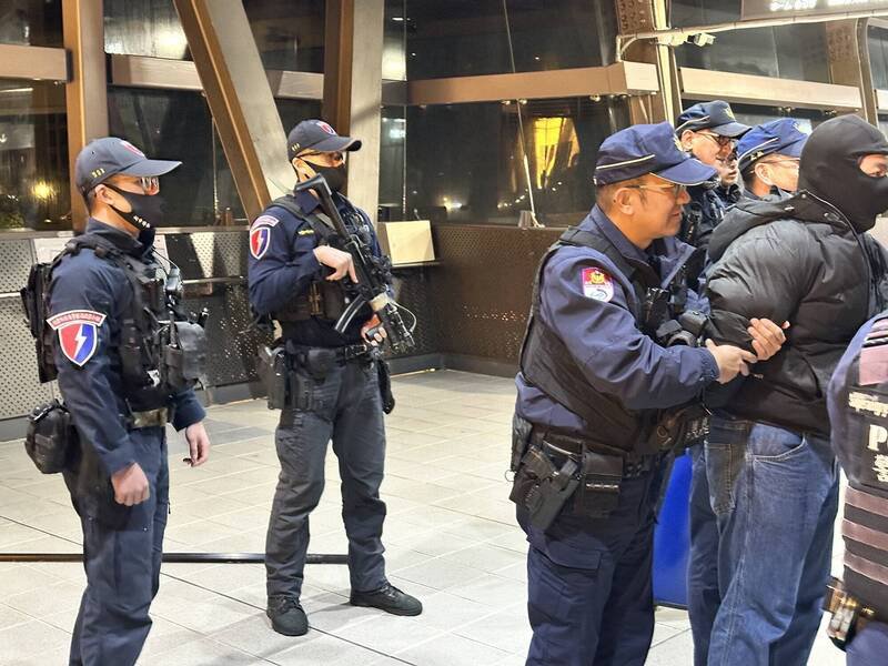 桃园市警察局捷运警察队与桃园大众捷运公司，在机场捷运A19桃园体育园区站举行「多重灾害模拟演练」。（捷警队提供）