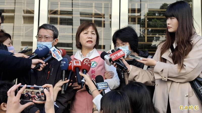 高院宣判新北国中生遭割颈命案，判被告郭姓少年、林姓少女各12年、11年，被害人父（左1）、母（右2）不满，庭后落泪称，现实是加害人受司法层层保护、且获轻判，被害家属却活在恐惧中。（资料照）