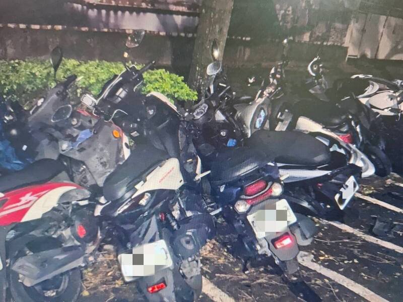 苏姓男子驾车撞击多辆机车。（警方提供）