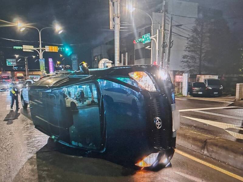 李姓男子酒后驾车自撞中央分隔岛后侧翻。（警方提供）