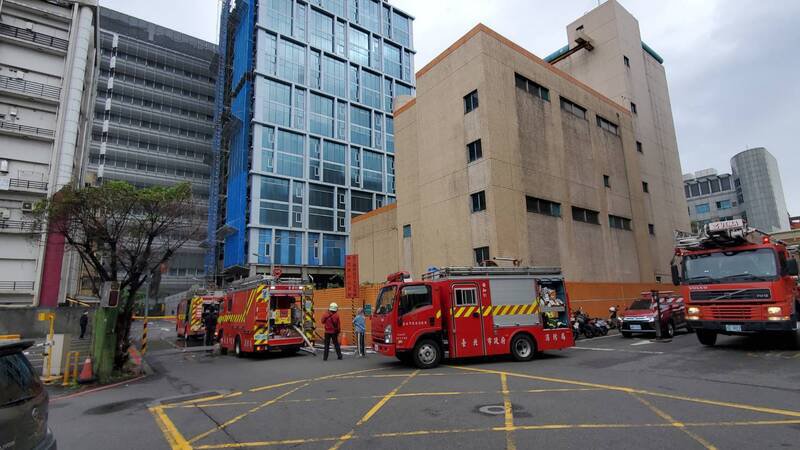 北捷忠孝复兴站旁的变电站因电压器异常爆火花。（记者何玉华翻摄）