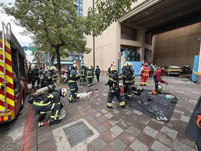 台北市复兴南路一段变电站传出爆炸声且冒出浓烟，大批消防人员到场灌救。（记者陆运锋翻摄）