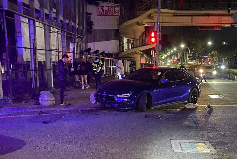 台中市李姓男子，今天凌晨到夜店狂欢后，酒后开玛莎拉蒂豪车返回租屋处，却失控自撞路旁石墩，造成车上3名友人送医。（记者陈建志翻摄）