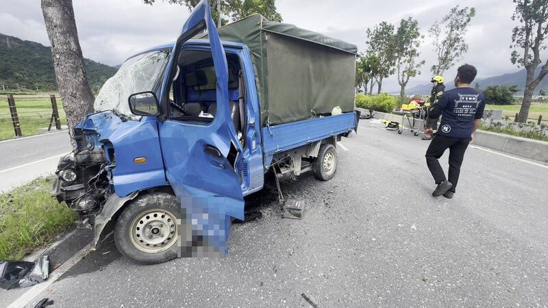 台9线273公里花莲玉里路段昨天（29日）发生一起死亡车祸，有「苦茶油牧师」之称的63岁温光亮牧师开小货车遭追撞后撞路树死亡。（民众提供）