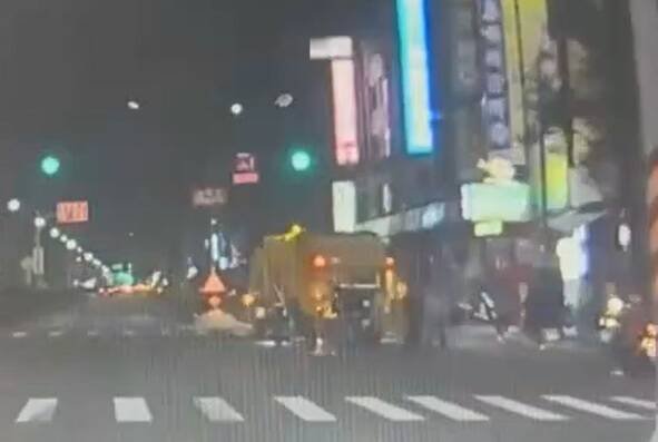 高雄环保局垃圾车车祸肇事。（读者提供）
