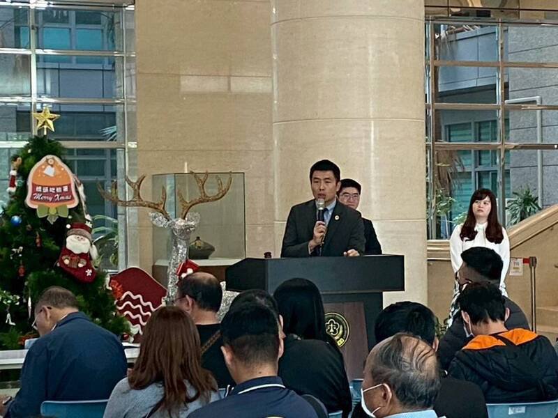 桥头地检署举办「侦查中变价拍卖会」顺利拍卖11部重机具。（记者蔡清华翻摄）