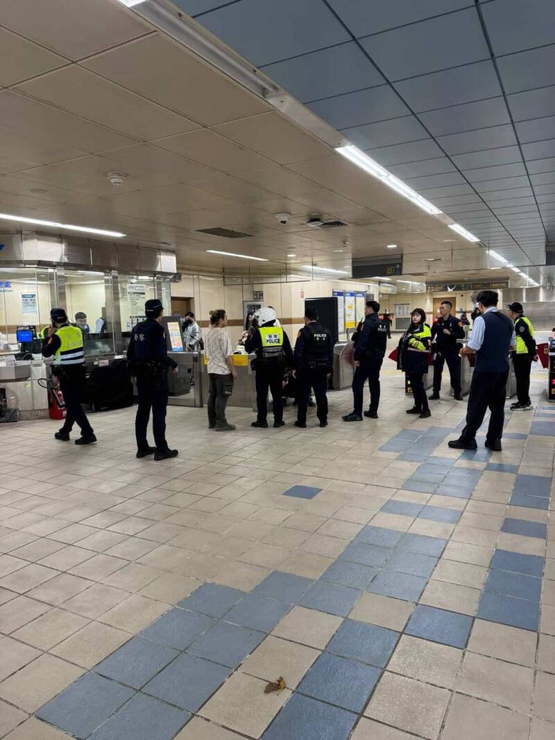 男旅客今日下午在大直捷运站疑似情绪失控，在站内大吼大叫，甚至动手攻击站务员。（记者郑景议翻摄）