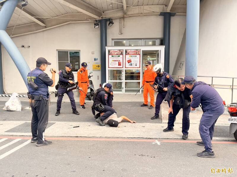 震慑随机暴力 东港警海巡琉球大演兵。（记者蔡宗宪摄）