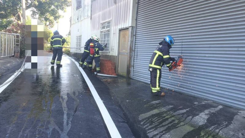 消防人员灭火。（嘉义县消防局提供）