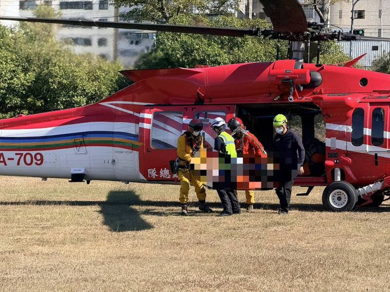 男子「雪山西棱」纵走丧命，直升机今午吊挂下山。（民众提供）
