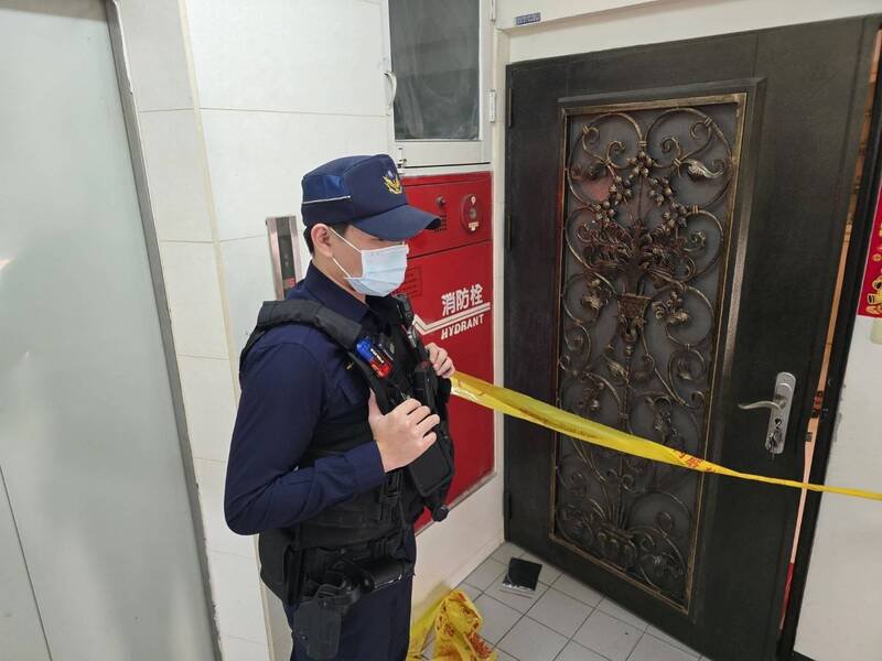 台南东区民宅惊传姊弟恋冲突命案，女遭男友泼酸受伤；男子疑持刀自戕伤重不治，两人都被救护车送医，警方封锁现场调查。（民众提供）