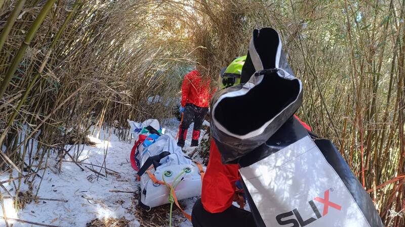 搜救人员将田男遗体运至鞍部。（民众提供）