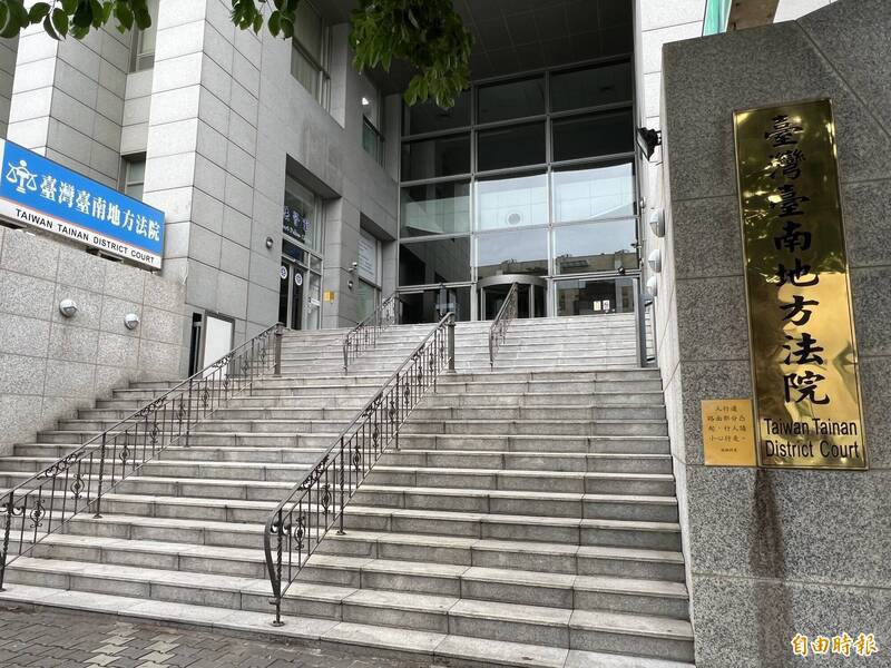 台南市警局归南派出所前所长许凯智涉泄漏取缔大型车超载、禁行路线勤务的消息给该所警友会副会长林姓男子，台南地院依泄密罪判许所长6月徒刑、缓刑2年。（资料照，记者王俊忠摄）