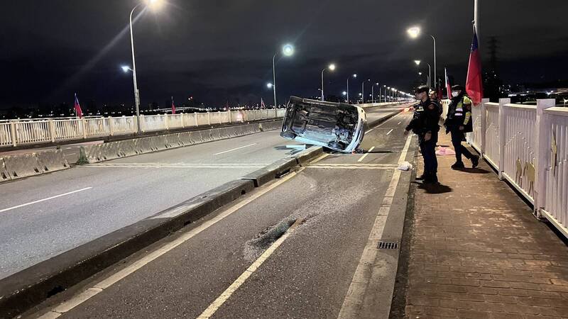 林男驾驶休旅车载著母亲，行经新北中和华中桥时，疑因打滑失控撞击护栏后翻覆，造成2人受伤。（记者陆运锋翻摄）