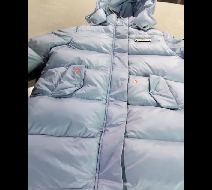 中国女子网购羽绒外套后退货，口袋里还有登机证忘了取出。（图撷自微博）