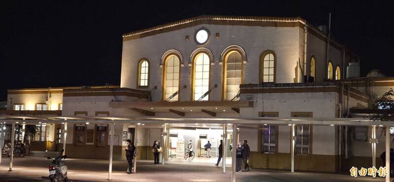 今晚是跨年夜，一列台铁区间车原定晚间6点7分从嘉义火车站开车，列车长巡查车厢时发现疑有1把利刃，引起恐慌。（记者丁伟杰摄）