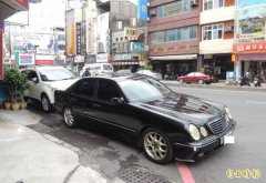 家门口被乱停车挡住  女车主拒不移车遭判刑