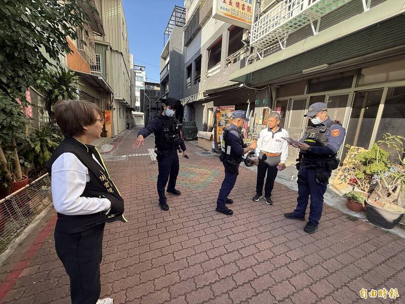 台南市一分局员警到场查处东区大同里长侯云靓（左1）与大同社区理事长王章记（右2）之间对社区经费核销问题的争执。（记者王俊忠摄）