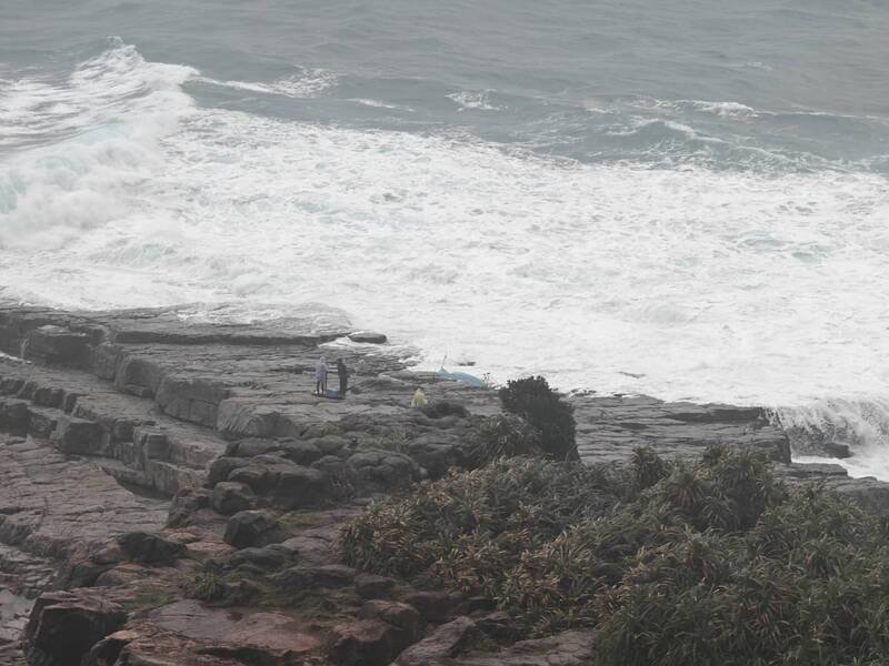 新北市贡寮区龙洞一支矶钓场元旦午后传出1名钓客被浪卷走意外，新北市消防局获报驰援，在龙洞海域搜救中。（记者林嘉东翻摄）