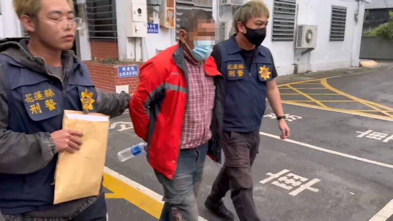 花莲玉里警分局今天下午约4点20分将吕姓男子依杀人罪嫌送办。（警方提供）