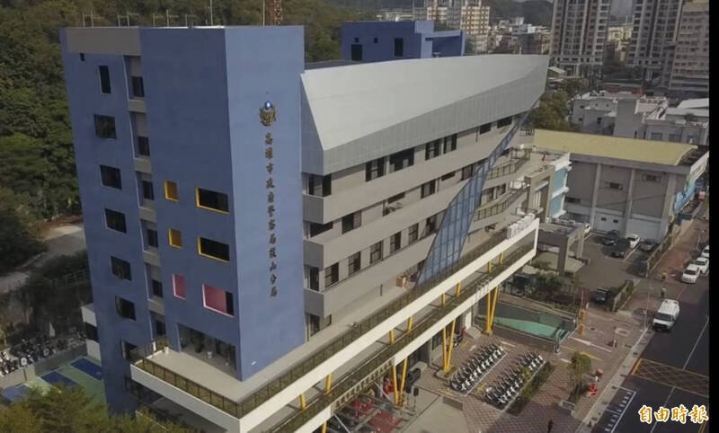 高雄鼓山分局1员警投资加密货币惨赔负债400万网路发文渲泄。（记者黄良杰摄）