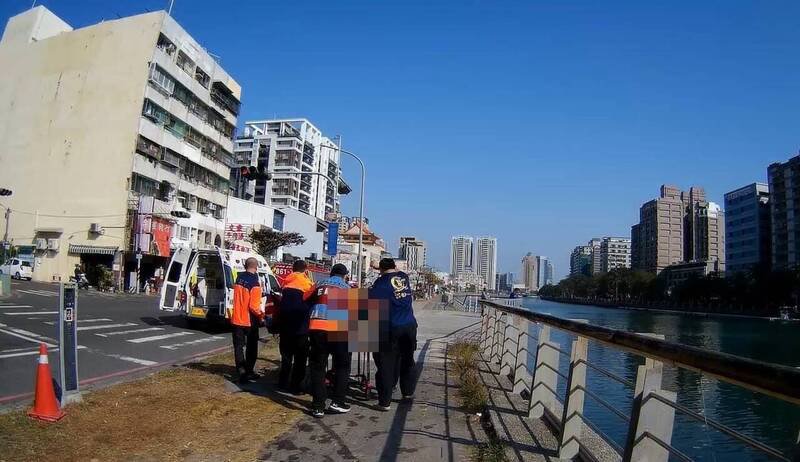 台南安平路运河下午1时41分溺水，48岁陈姓女子约10分钟后救起送医仍不治，警方排除他杀，家属无异议。（图由民众提供）