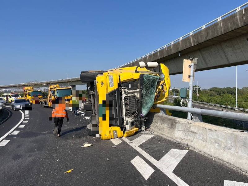 1辆营业半联结车从国1北向台南系统汇国8西行时，疑车速过快自撞护栏侧翻，西行匝道全线封闭处理。（读者提供）