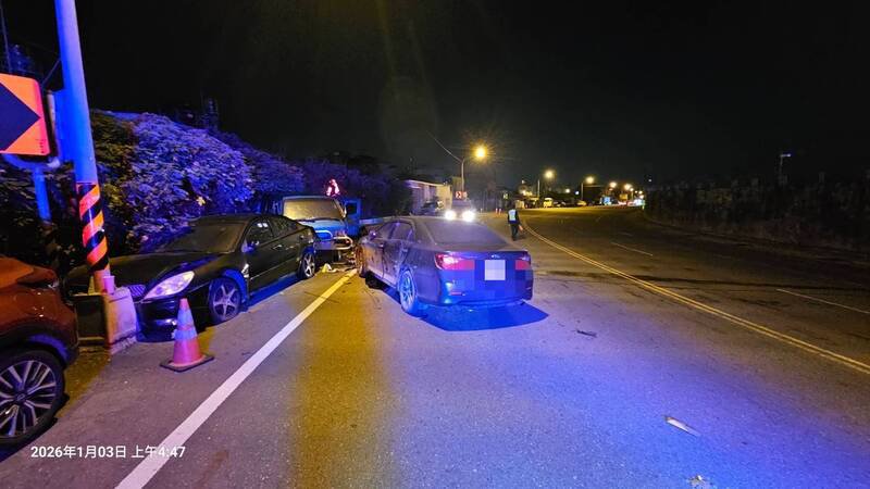 黑色轿车疑自撞，打横停在路中。（屏东警分局提供）