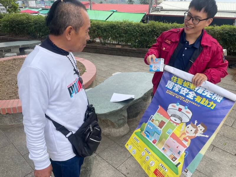 消防员告诉民众住警器的重要性。（民众提供）